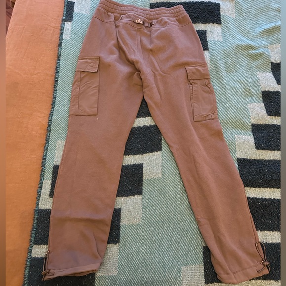 Alo men’s cargo sweatpants with jogger draw cord hem. Dark khaki/grey color - Picture 4 of 5